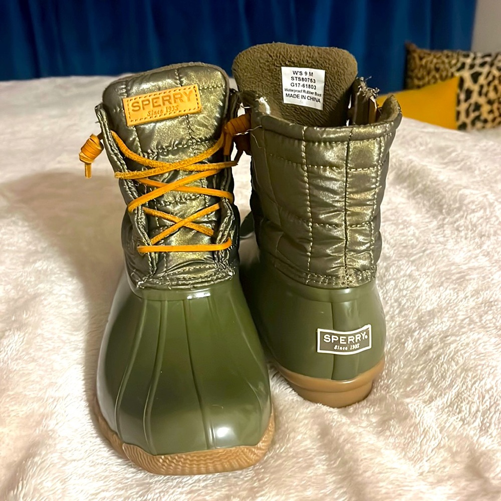 Sperry Duck boots metallic olive exterior, olive rubber 🖤 hard to find